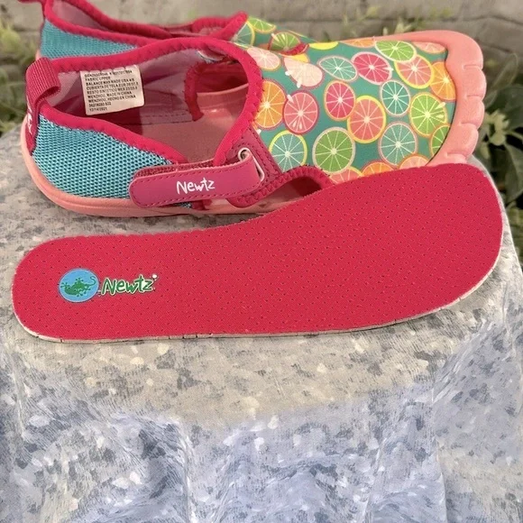 NEWTZ Pink&Blue Citrus Watershoes Rubber BumpToe Summer Play Shoes Girls 4/5 New - Picture 10 of 11